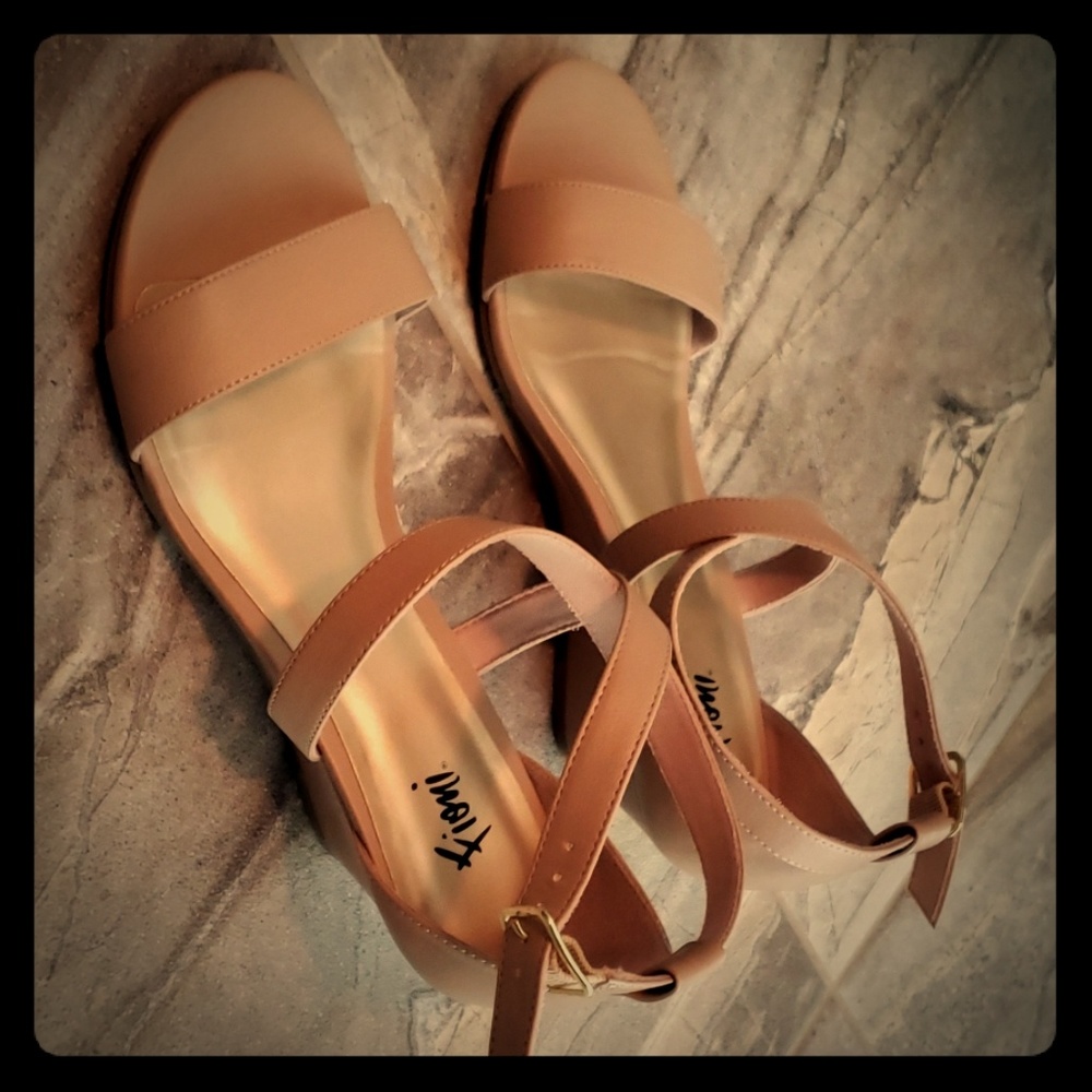 Finoni Tan wedge sandals size 8